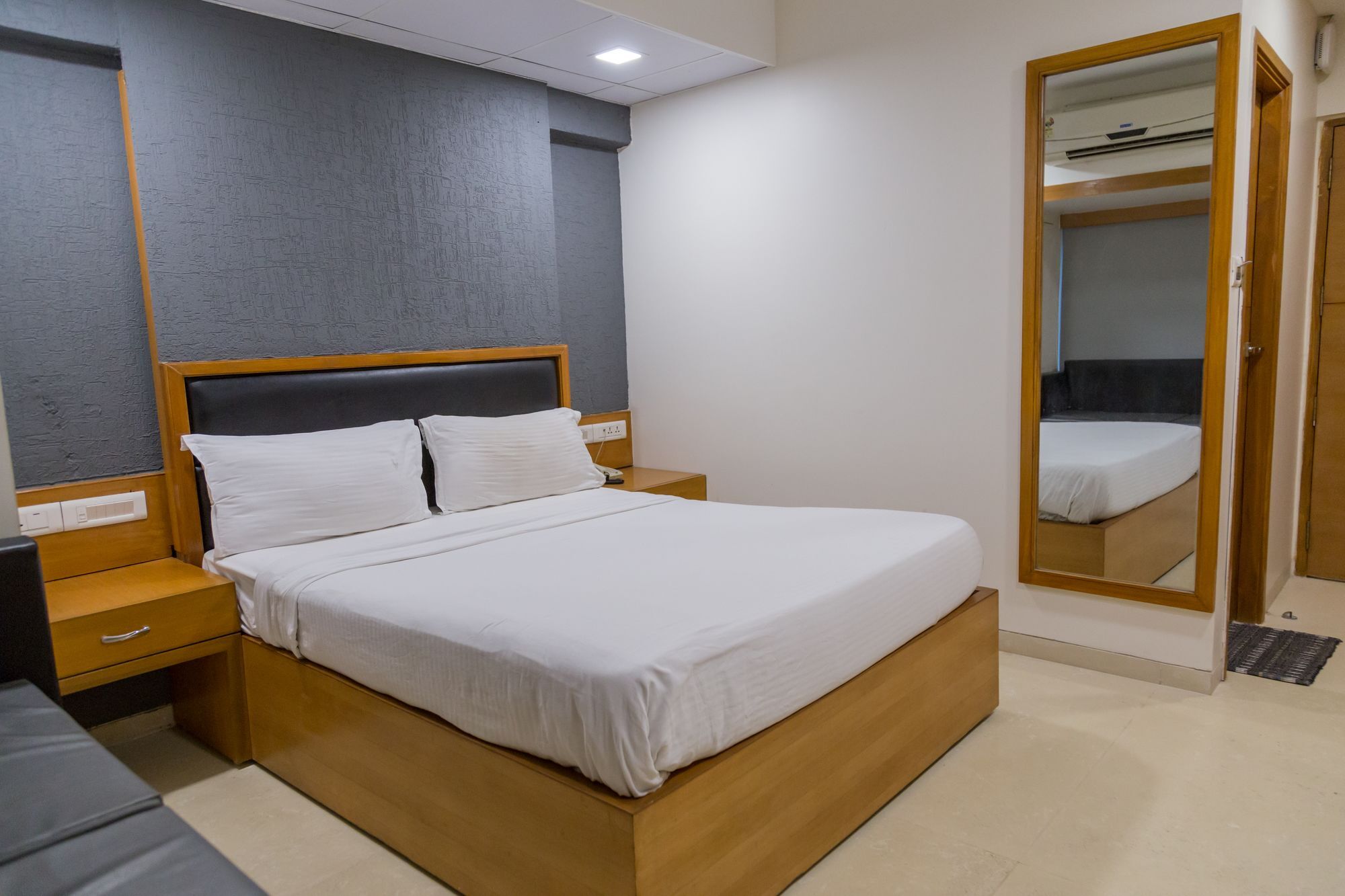 The Silver Leaf Hotel Ahmedabad Esterno foto